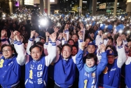 이재명 더불어민주당 대표와 강태웅 용산구 후보를 비롯한 참석자들이 9일 오후 서울 용산구 용산역 광장에서 열린 정권심판·국민승리 총력유세에서 퍼포먼스를 하고 있다.