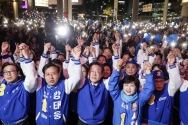 이재명 더불어민주당 대표와 강태웅 용산구 후보를 비롯한 참석자들이 9일 오후 서울 용산구 용산역 광장에서 열린 정권심판·국민승리 총력유세에서 퍼포먼스를 하고 있다.