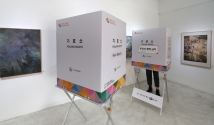 제22대 국회의원 선거 투표일인 10일 대구 중구 환 갤러리에 마련된 대봉2동 제2투표소에서 유권자가 투표를 하고 있다. 