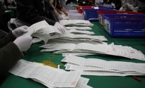 제22대 국회의원 선거일인 10일 강릉인라인스케이트장에 마련된 개표소에서 관계자들이 비례대표 투표용지를 수개표 하고 있다. 