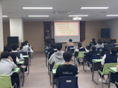 에이랩 수료자가 대전의 한 기독교 대안학교에서 마약 예방 교육 및 성가치관 교육을 반별로 진행하고 있다. 