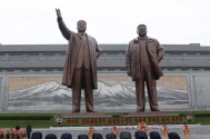 북한 최대 명절인 김일성 주석 생일(태양절)을 맞아 15일 평양 시민들이 만수대 언덕의 김일성(왼쪽)과 김정일 동상을 참배하는 모습. ⓒ영상 캡처