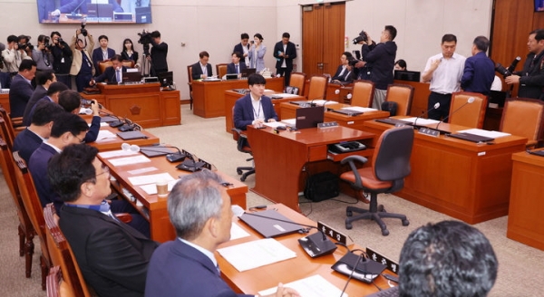 소병훈 농림축산식품해양수산위원장이 18일 오전 서울 여의도 국회에서 열린 전체회의에서 안건을 가결하며 의사봉을 두드리고 있다. ⓒ뉴시스