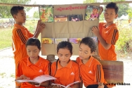 이동식 도서관을 이용하는 캄보디아 캄퐁츠낭 지역 초등학교 학생