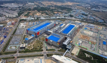 세계 최대 규모의 반도체 공장인 삼성전자 평택캠퍼스 전경. 이 라인에서 EUV 공정을 적용한 첨단 모바일 D램이 생산된다. ⓒ삼성전자