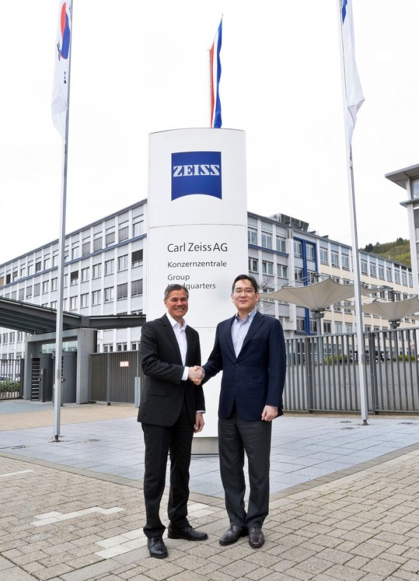 26일(현지 시간) 독일 오버코헨 자이스(ZEISS) 본사를 방문한 이재용 삼성전자 회장이 칼 람프레히트(Karl Lamprecht) 자이스 그룹 CEO와 악수하고 있다. ⓒ삼성전자