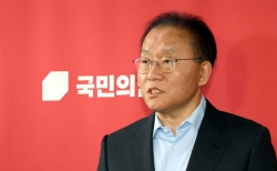 윤재옥 국민의힘 원내대표 겸 당대표 권한대행이 1일 오전 서울 여의도 국회에서 &#039;5월 임시국회 의사일정 협의 상황&#039; 관련 취재진의 질문에 답변하고 있다. ⓒ뉴시스