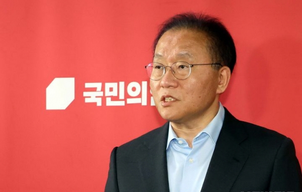 윤재옥 국민의힘 원내대표 겸 당대표 권한대행이 1일 오전 서울 여의도 국회에서 '5월 임시국회 의사일정 협의 상황' 관련 취재진의 질문에 답변하고 있다. ⓒ뉴시스