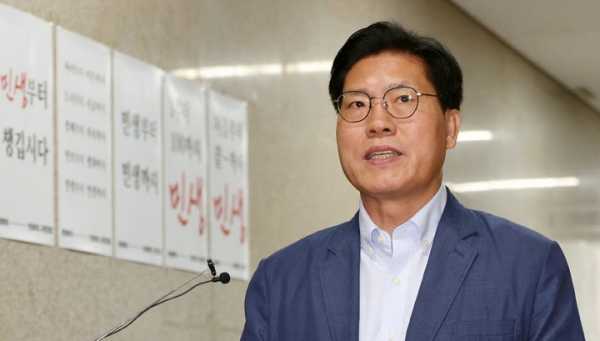 송석준 국민의힘 의원이 지난 5일 오전 서울 여의도 국회 국민의힘 원내행정국에 원내대표 선출 후보자 등록 서류를 접수한 뒤 소감을 말하던 모습. ⓒ뉴시스