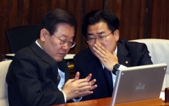이재명 더불어민주당 대표와 박찬대 의원이 지난 2일 오후 서울 여의도 국회에서 열린 제414회 국회(임시회) 제1차 본회의에서 대화를 나누던 모습. ⓒ뉴시스