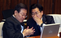 이재명 더불어민주당 대표와 박찬대 의원이 지난 2일 오후 서울 여의도 국회에서 열린 제414회 국회(임시회) 제1차 본회의에서 대화를 나누던 모습. ⓒ뉴시스