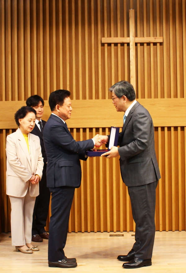 성결대, ㈜가나다산업 박근주 회장 감사패 증정 및 강의실 명명식 개최