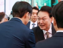 윤석열 대통령과 조국 조국혁신당 대표가 인사를 나누고 있다.