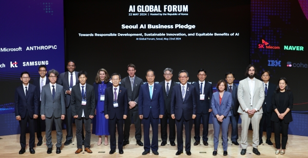 한덕수 국무총리가 22일 서울 성북구 한국과학기술연구원에서 열린 AI 글로벌 포럼에 참석해 구글, 삼성 등 AI 관련 기업 관계자들과 단체사진을 촬영하고 있다. ⓒ뉴시스