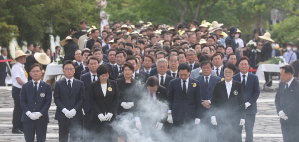 지난해 5월 23일 오후 경남 김해시 진영읍 봉하마을에서 열린 노무현 전 대통령 서거 14주기 추도식에서 김기현 국민의힘 대표, 이재명 더불어민주당 대표 등 참석 내빈들이 참배하던 모습. ⓒ뉴시스