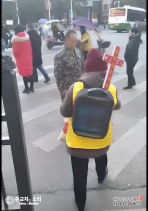 중국의 거리 전도자 첸이 헝양시 거리에서 복음을 전하고 있다.   