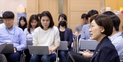 한화진 환경부 장관이 최근 정부세종청사 환경부 기자실에서 기자들과 간담회를 진행하던 모습. ⓒ환경부