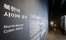 북한이 오물풍선에 이어 동해상으로 단거리 탄도미사일 발사 등 도발이 계속되는 가운데 30일 서울 용산구 전쟁기념관 6.25 전쟁 전시실에서 관람객이 관람하고 있다.