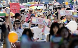 1일 서울 종각역 인근에서 서울퀴어퍼레이드 참가자들이 행진하고 있다.