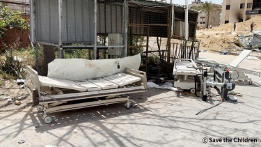 팔레스타인 칸유니스 지역의 운영이 중단된 의료 시설 앞에 의료용 베드가 버려져 있다