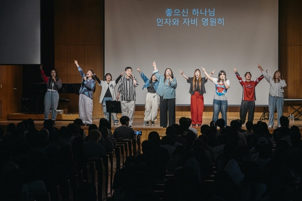 밀알복지재단은 재단의 캠페인 홍보대사 ‘하다쉬뮤직’, ‘콜링콰이어’와 함께 인덕대학교 열린 채플에서 나눔예배를 진행했다