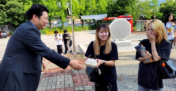 한일장신대 배성찬 총장 기말고사 앞둔 재학생들에게 간식 제공하며 격려