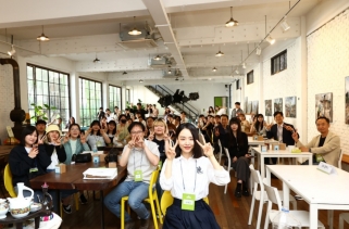 배우 신혜선이 ‘지구여행’ 사진전 도슨트 행사에 참여한 굿네이버스 후원자들과 단체사진을 찍고 있다