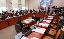 14일 오전 서울 여의도 국회에서 열린 법제사법위원회 전체회의에서 국민의힘 위원들의 자리가 비어있다. ⓒ뉴시스
