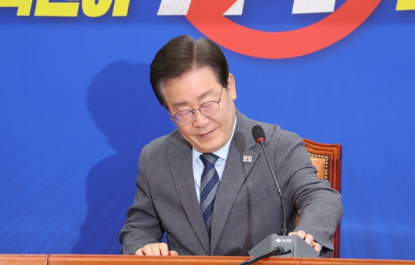 이재명 더불어민주당 대표가 24일 서울 여의도 국회에서 당대표 사퇴 기자회견을 하고 있다. ⓒ뉴시스