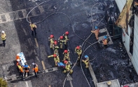 지난 24일 오후 경기 화성시 서신면 소재 일차전지 제조 업체에서 불이 나 소방대원들이 실종자를 구급차로 이송하고 있다. ⓒ뉴시스