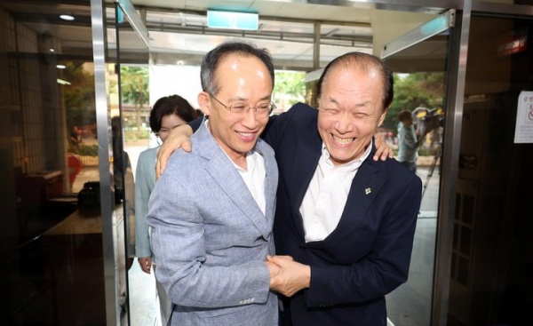 황우여 국민의힘 비상대책위원장이 28일 오후 서울 마포의 한 식당에서 제22대 국회 원 구성 결과 관련 사의를 밝힌 추경호 원내대표를 만나 포옹하고 있다. ⓒ뉴시스