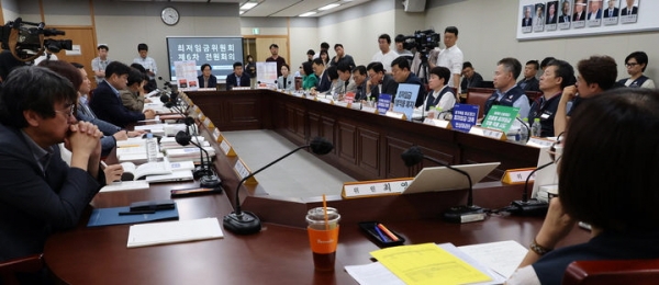 지난 27일 세종시 정부세종청사에서 최저임금위원회 제6차 전원회의가 열리고 있다.