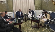 카타르 도하에서 지난달 30일 열린 아프가니스탄 탈레반 관련 &#039;도하 3차&#039; 회의에 참석한  탈레반 수석 대변인 자비훌라 무자히드(오른쪽에서 세 번째)가 아프간 파견 우즈베키스탄 대통령 특사 이스마툴라 이르가셰프와 대화하고 있다. ⓒ뉴시스