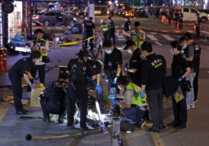 2일 오전 서울 중구 서울시청 인근 교차로 대형 교통사고 현장에서 과학수사대가 현장조사를 하고 있다. 지난 1일 오후 9시 27분쯤 서울시청 인근 교차로에서 차량이 인도로 돌진해 9명이 숨지는 대형 교통사고가 발생했다. 경찰과 소방당국에 따르면 이 오후 9시27분께 서울 지하철 2호선 시청역 인근 교차로에서 제네시스 차량이 역주행해 BMW, 소나타 등 차량을 차례로 친 후 횡단보도에 있던 보행자들을 덮치는 사고가 발생했다. ⓒ뉴시스