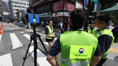 최근 중구 시청역 교차로 인근에서 발생한 차량 인도 돌진사고 현장에서 국립과학수사연구원들이 3D 스캐너를 이용해 현장을 정밀 촬영하던 모습. ⓒ뉴시스