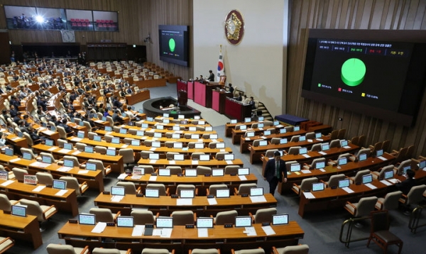 우원식 국회의장이 4일 오후 서울 여의도 국회에서 열린 제415회 국회(임시회) 제5차 본회의에서 순직 해병 수사 방해 및 사건 은폐 등의 진상규명을 위한 특별검사의 임명 등에 관한 법률안 가결을 선포하고 있다. 국민의힘은 표결에 불참했다. ⓒ뉴시스