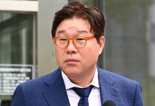 불법 대북송금과 뇌물 공여 혐의 등으로 기소된 김성태 전 쌍방울 그룹 회장이 경기도 수원시 영통구 수원지방법원에서 열린 1심 선고 공판을 마친 뒤 취재진 질문에 답하고 있다. ⓒ뉴시스