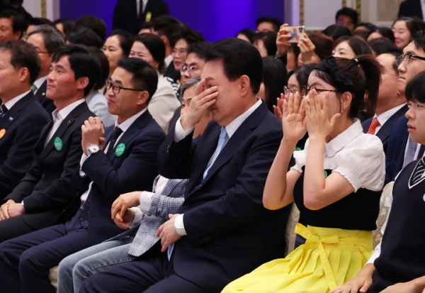 윤석열 대통령이 14일 서울 종로구 청와대 영빈관에서 열린 제1회 북한이탈주민의 날 기념식에서 영상을 보며 눈가를 어루만지고 있다. ⓒ뉴시스