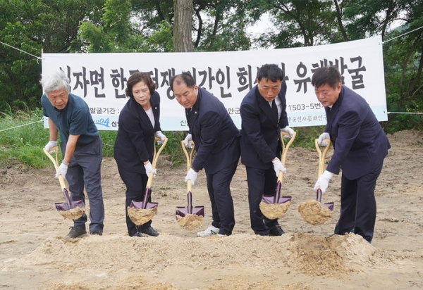 한국전쟁 민간인 희생자 유해발굴을 위한 개토제 시삽. ⓒ신안군