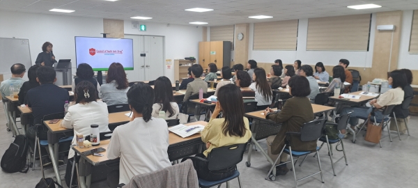 한국가족보건협회 김지연 대표가 2024년 6월 강남 청소년수련관에서 마약중독예방지도사 과정을 진행하고 있다.