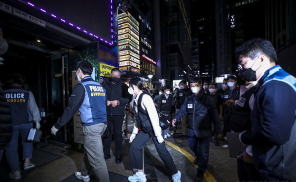 과거 서울 강남구 강남역 일대에서 경찰 수사관을 비롯한 소방, 구청 관계자들이 마약, 불법 영업 등 클럽 안전 점검을 위해 인근 클럽으로 들어가던 모습. ⓒ뉴시스