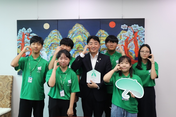 초록우산은 더불어민주당 강훈식 의원을 '여의도 아동권리지킴이' 1호로 인증했다