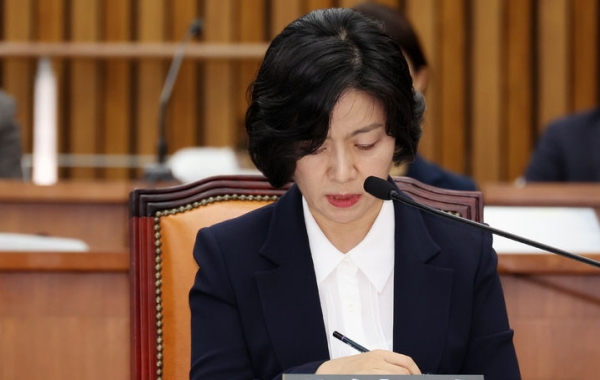 이숙연 대법관 후보자가 25일 오전 서울 여의도 국회에서 열린 대법관 임명동의안 심사를 위한 인사청문회에서 자신의 딸이 이른바 '아빠 찬스'로 비상장주식을 보유해 거액의 시세 차익을 얻은 것을 사과하고 있다. ⓒ뉴시스