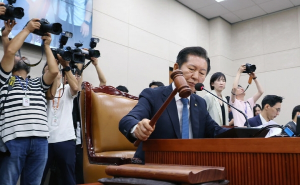 정청래 국회 법제사법위원회 위원장이 31일 오전 서울 여의도 국회에서 열린 법제사법위원회 전체회의에서 개의 선언을 하며 의사봉을 두드리고 있다. ⓒ뉴시스