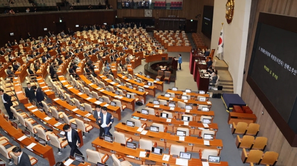 국민의힘 의원들이 최근 서울 여의도 국회에서 열린 제416회(임시회) 제2차 본회의에서 이진숙 방송통신위원회 위원장 탄핵소추안이 상정되자 본회의장을 나서고 있다. ⓒ뉴시스