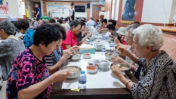 홍제중앙그리스도의교회, 삼복더위 보양식 삼계탕 사랑나눔 행사