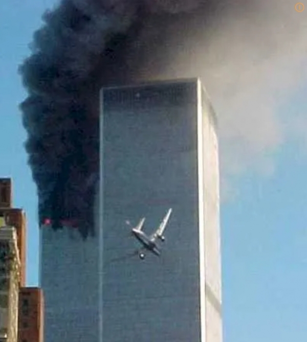 유나이티드 항공 175편이 남쪽 타워에 충돌하기 직전의 모습. ⓒwiki