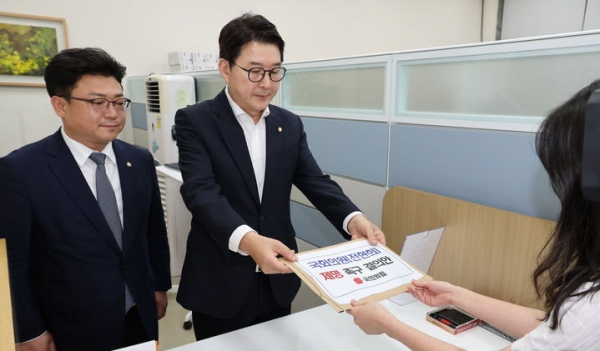 신동욱 국민의힘 원내수석대변인이 지난 14일 오후 서울 여의도 국회 의안과에서 전현희 더불어민주당 의원 제명 촉구 결의안을 제출하고 있다. ⓒ뉴시스