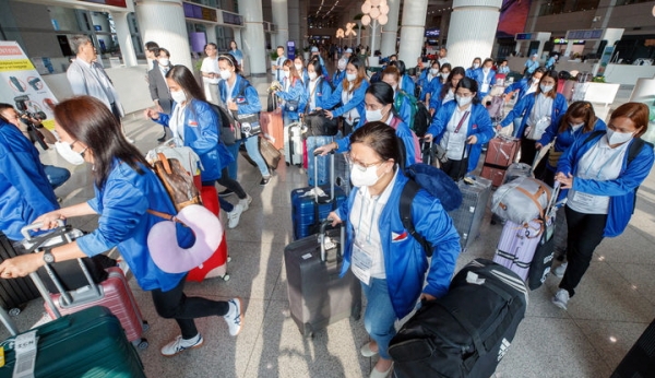 외국인 가사관리사 시범사업에 참여하는 필리핀인 가사관리사들이 지난달 6일 오전 인천국제공항을 통해 입국하던 모습. ⓒ뉴시스