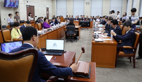 5일 오전 서울 여의도 국회에서 열린 행정안전위원회 전체회의에서 신정훈 행정안전위원장이 의사봉을 두드리고 있다. ⓒ뉴시스